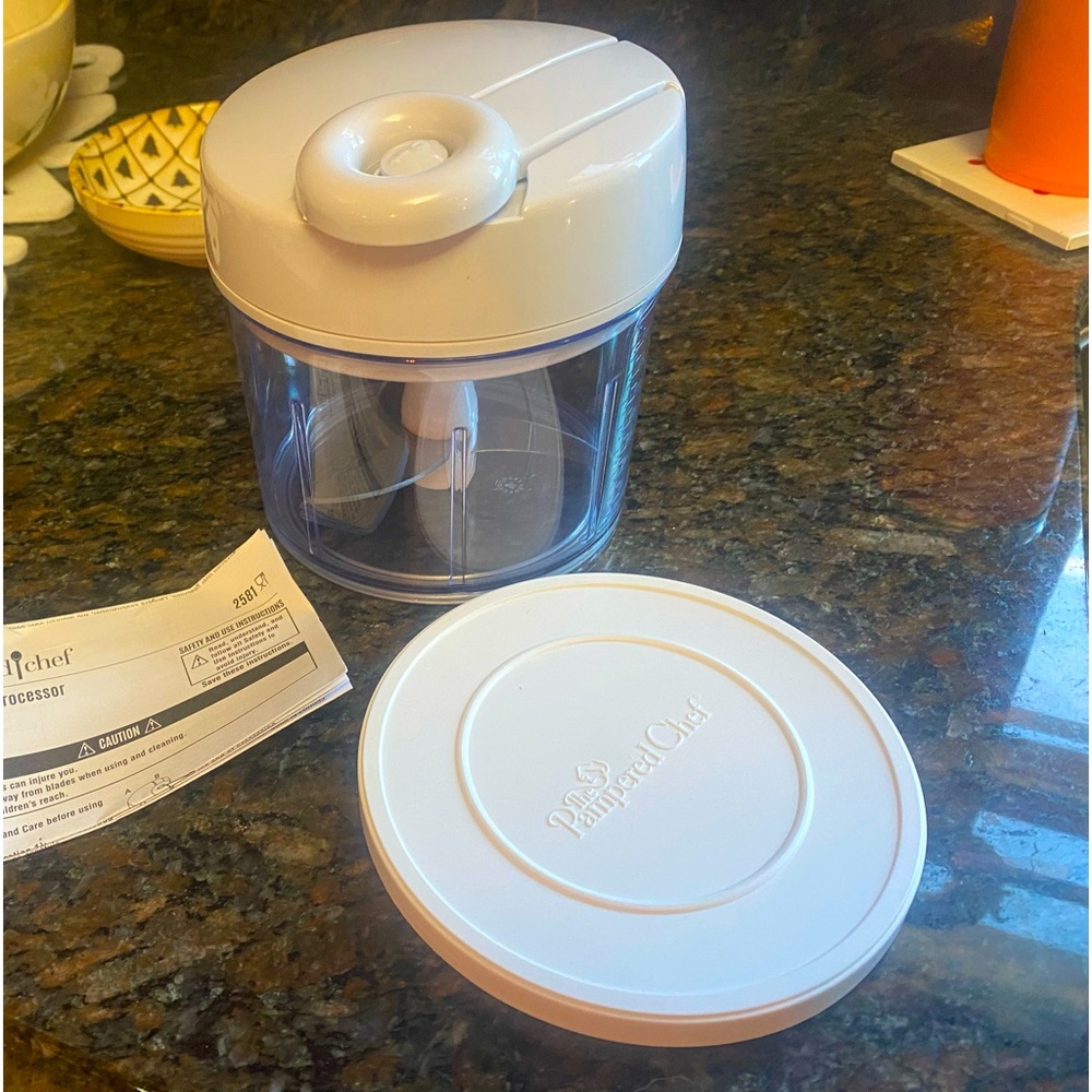 Like new! Used once! Pampered Chef Manual Food Processor